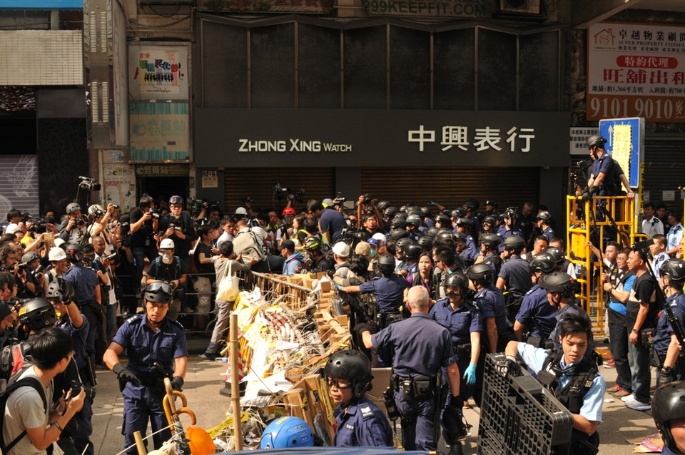 Cảnh sát bắt đầu dẹp bỏ rào chắn tại ngã tư Nathan-Dundas.