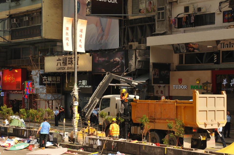 Xe cơ giới được huy động để thu dọn khu vực biểu tình.