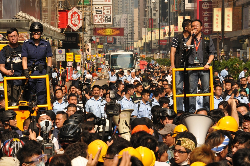 Cảnh sát bảo vệ khu vực giải tỏa.