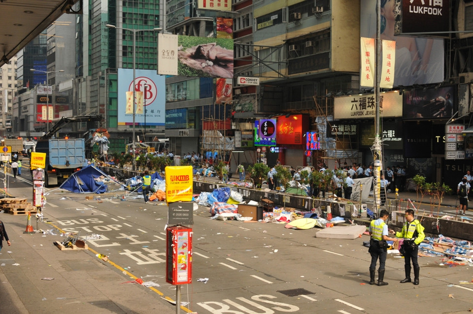 Xe cơ giới được huy động để thu dọn khu vực biểu tình.