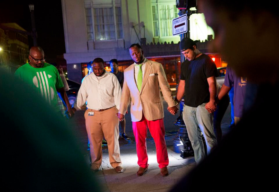 Người dân cầu nguyện sau vụ xả súng ở Charleston. (Nguồn: AP)