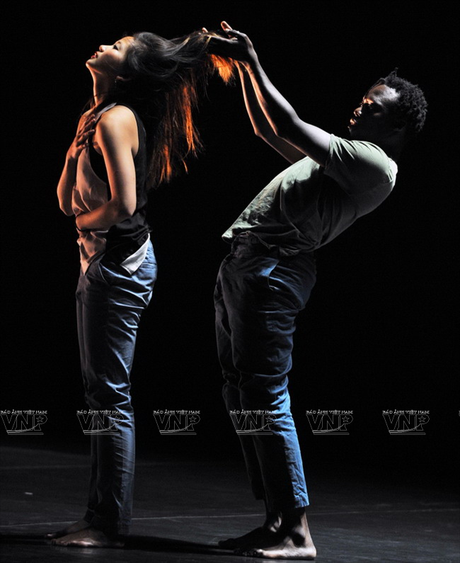Những vũ điệu đậm chất ngôn ngữ hình thể của hai nghệ sĩ người Pháp Idio Chichava và Sara Tan.(Ảnh: Tất Sơn)