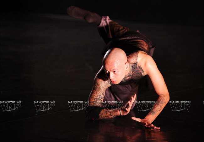 Mở đầu cho vở múa “Hà Nội những bụi sao” là phần biểu diễn của Nguyễn Duy Thành.