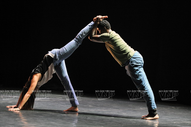 Vở múa “Your ghost is not enough” là sự tổng hòa của những xúc cảm còn trăn trở và thực tế phải đối mặt của con người.(Ảnh: Tất Sơn)
