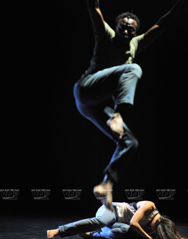 Vở múa “Your ghost is not enough” của hai nghệ sĩ người Pháp Idio Chichava và Sara Tan đã mang đến cho khán giả nhiều cảm xúc.(Ảnh: Tất Sơn)