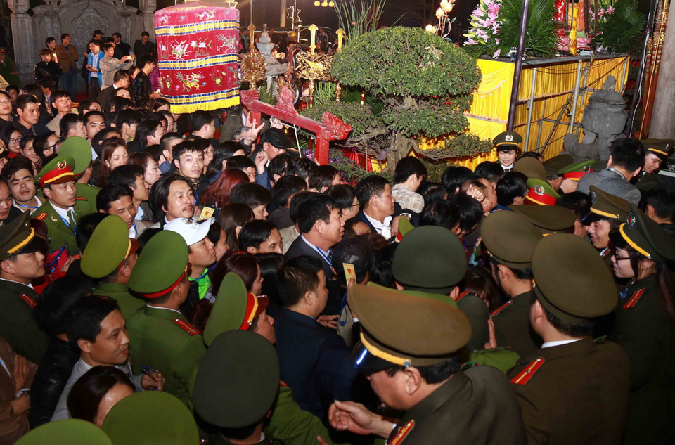 Du khách tham gia lễ phát lương tại đền Trần Thương. (Ảnh: TTXVN)