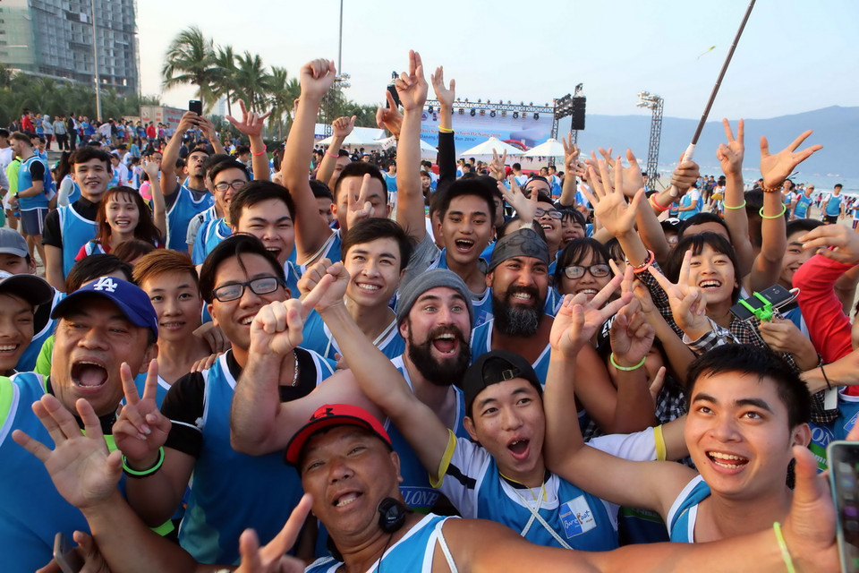 Đông đảo người dân và du khách hào hứng tham gia chương trình chạy chân trần trên biển Đà Nẵng. (Ảnh: Lê Lâm/TTXVN)