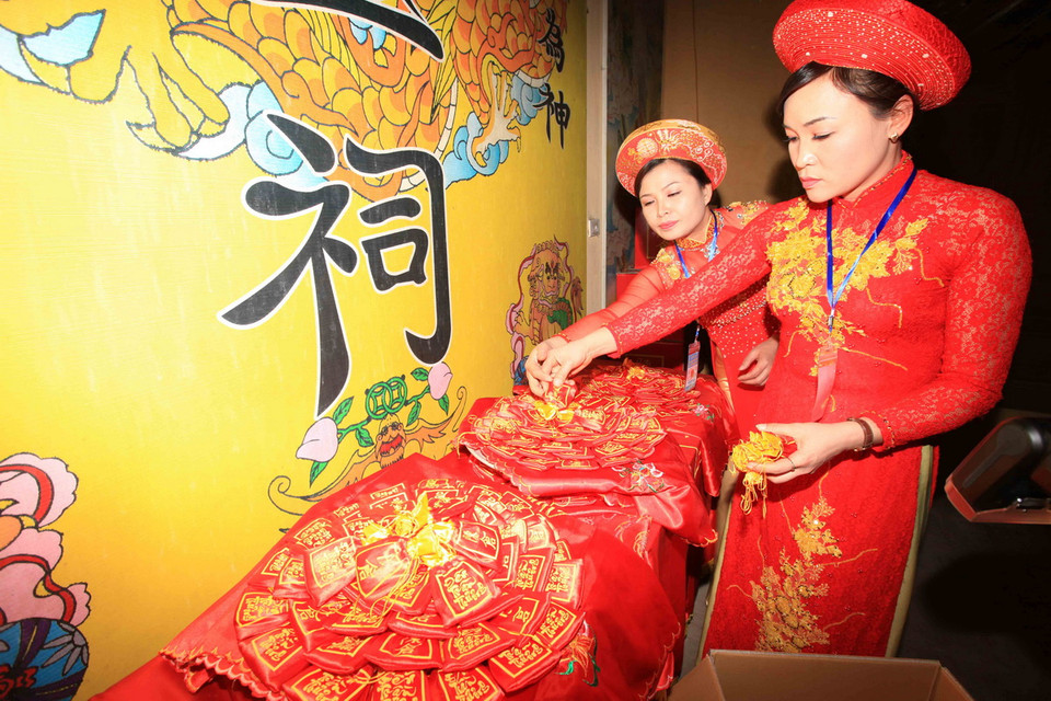 Lương được chuẩn bị trong đền Trần Thương. (Ảnh: TTXVN)