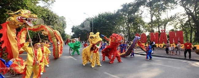 Các đội múa rồng diễu hành xung quanh Hồ Gươm (Ảnh: Thanh Giang)