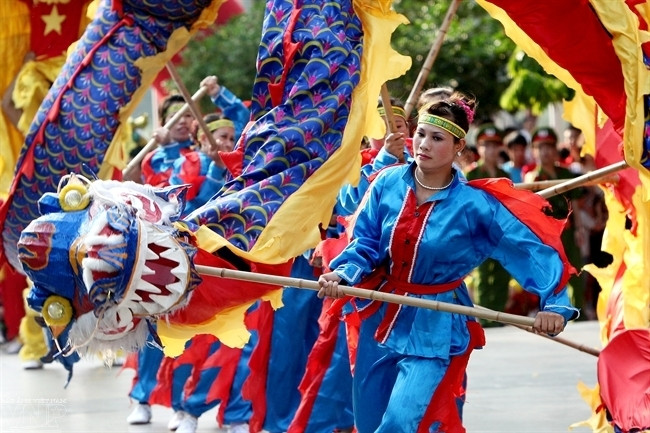 Các cô gái tham gia liên hoan múa rồng (Ảnh: Thanh Giang)