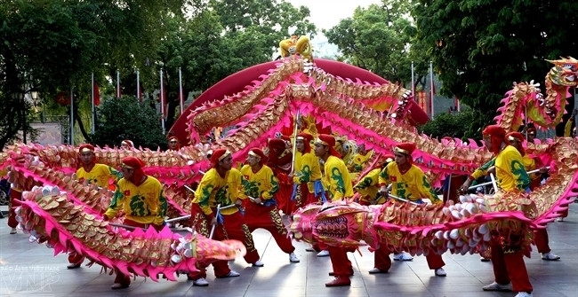 Biểu diễn múa rồng tại tượng đài Lý Thái Tổ (Ảnh: Thông Hải) Liên hoan múa rồng Hà Nội lần thứ 4 năm 2014 chào đón sự tham gia của 25 đội rồng tiêu biểu đến từ 25 quận, huyện trên địa bàn thành phố. Các tiết mục múa chuyển tải nhiều đề tài mang tính huyền thoại, đậm màu sắc linh thiêng như: “An Dương Vương xây thành Cổ Loa” (đội Đông Anh), “Chuyển mình theo hướng rồng” (đội Chương Mỹ), “Phù Đổng rồng bay” (đội Gia Lâm)... giúp người xem như được thưởng thức những bản “anh hùng ca” của đất Thăng Long thể hiện bằng nghệ thuật múa rồng./.