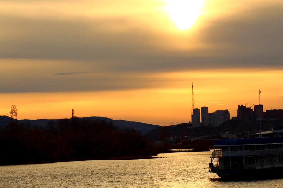 Cảnh hoàng hôn trên bến tàu Enisei. (Trần Hiếu/Vietnam+)