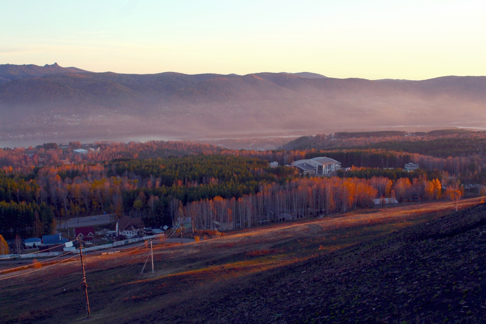 Hoàng hôn tím trên sông Enisei. (Trần Hiếu/Vietnam+)