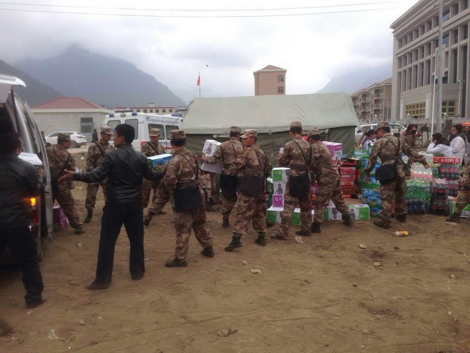  Chuyển đồ cứu trợ cho người dân ở Shigatse, Khu tự trị Tây Tạng, miền tây nam Trung Quốc bị ảnh hưởng của động đất từ Nepal ngày 25/4. (Nguồn: THX/ TTXVN)