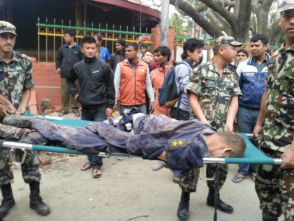 Chuyển thi thể nạn nhân sau động đất. (Nguồn: THX/TTXVN)