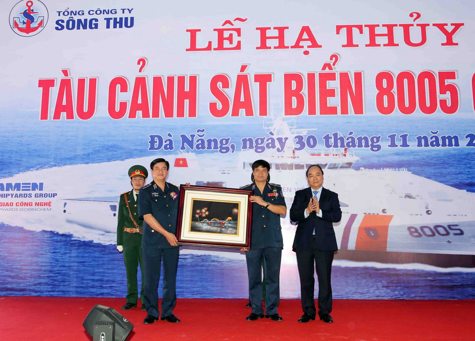 Phó Thủ tướng Nguyễn Xuân Phúc tặng bức tranh lưu niệm cho đại diện Bộ Tư lệnh Cảnh sát biển tại lễ hạ thủy tàu Cảnh sát biển 8005. (Ảnh: Trần Lê Lâm/TTXVN)