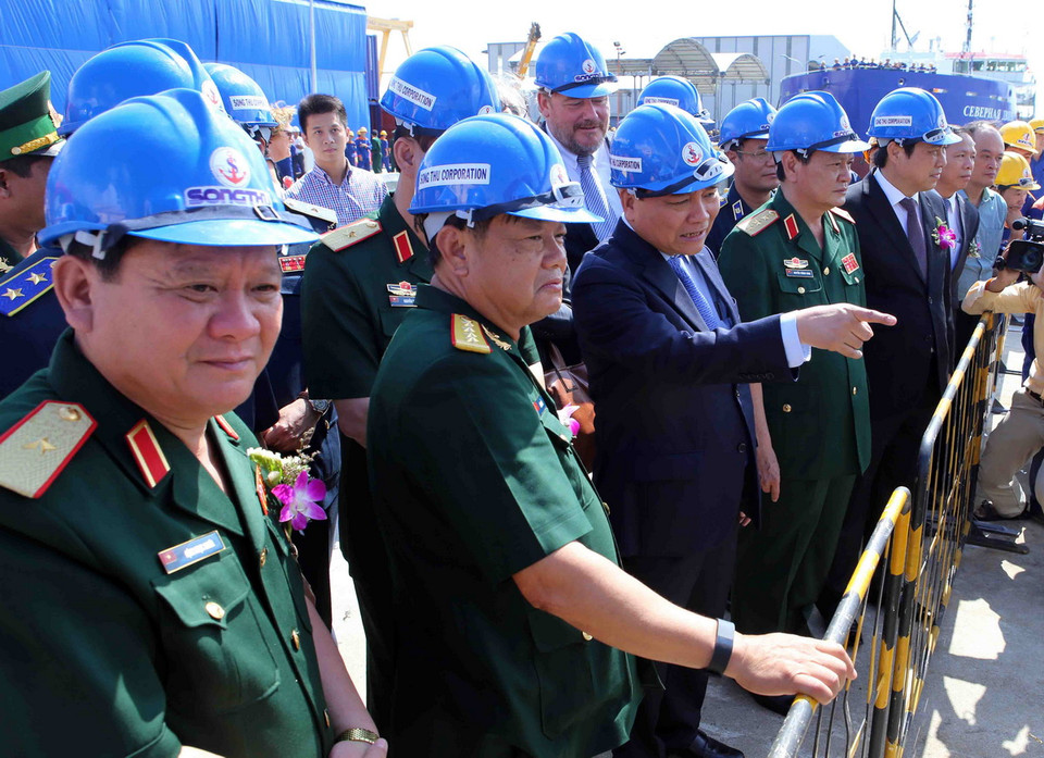  Phó Thủ tướng Nguyễn Xuân Phúc với các đại biểu tại lễ hạ thủy tàu Cảnh sát biển 8005. (Ảnh: Trần Lê Lâm/TTXVN)