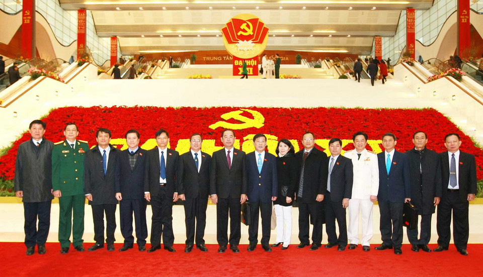 Các đại biểu Đảng bộ tỉnh Bình Dương chụp ảnh chung (Sáng ngày 25/1/2016). (Ảnh: TTXVN)