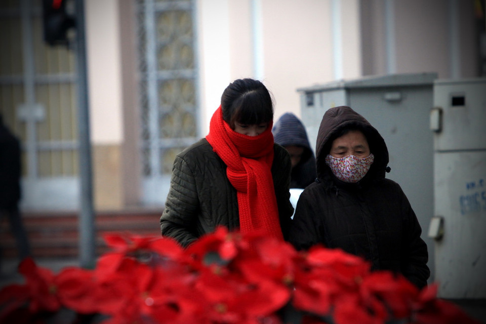 Người dân co ro trong cái rét. Ảnh: (Trọng Đạt/TTXVN)