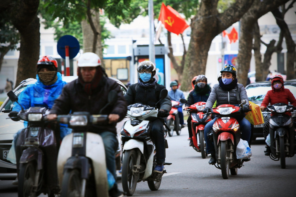 Người dân co ro trong cái rét. Ảnh: (Trọng Đạt/TTXVN)