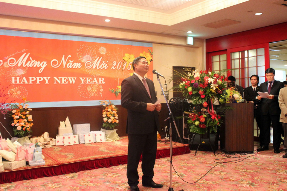 Đại sứ Đoàn Xuân Hưng phát biểu và gửi lời chúc mừng năm mới đến bà con cộng đồng người Việt tại Nhật Bản. (Ảnh: Hữu Thắng)