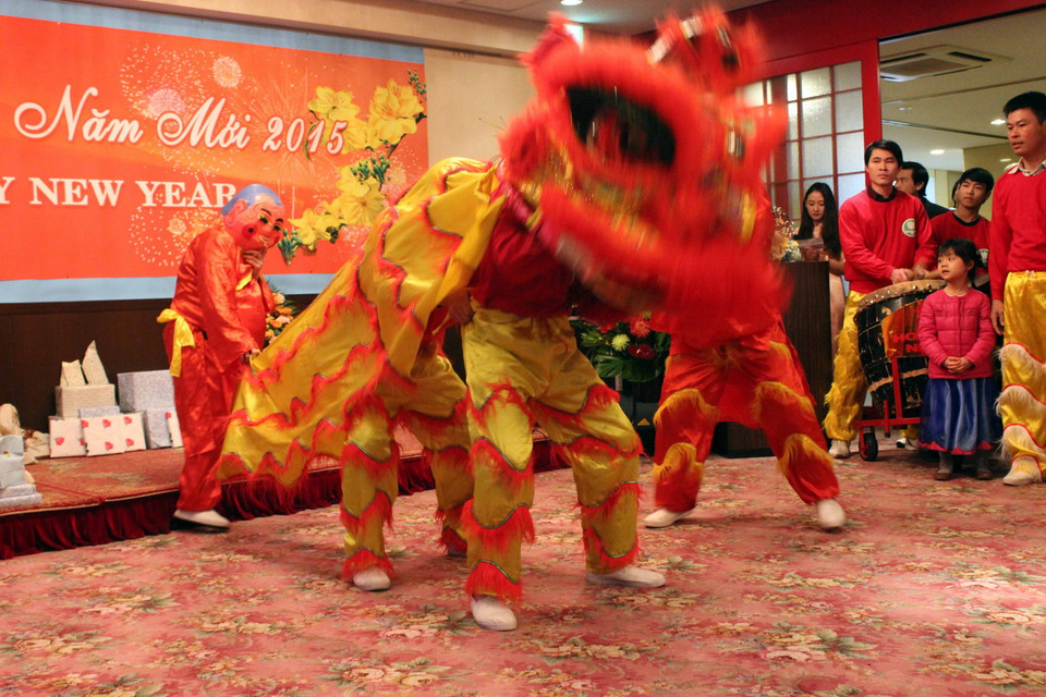 Tiết mục múa lân và tiếng trống sôi động sưởi ấm trái tim xa quê hương. (Ảnh: Hữu Thắng)