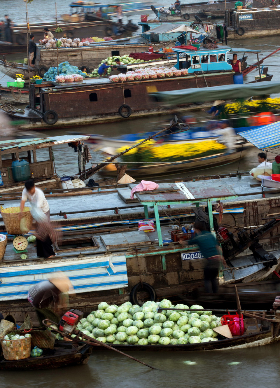 Ghe xuồng chở đầy hoa trái tại chợ nổi Cái Răng ngày cuối năm. (Ảnh: Duy Khương/TTXVN)