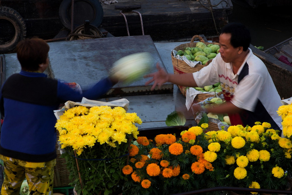 Ghe xuồng chở đầy hoa trái tại chợ nổi Cái Răng. (Ảnh: Duy Khương/TTXVN)