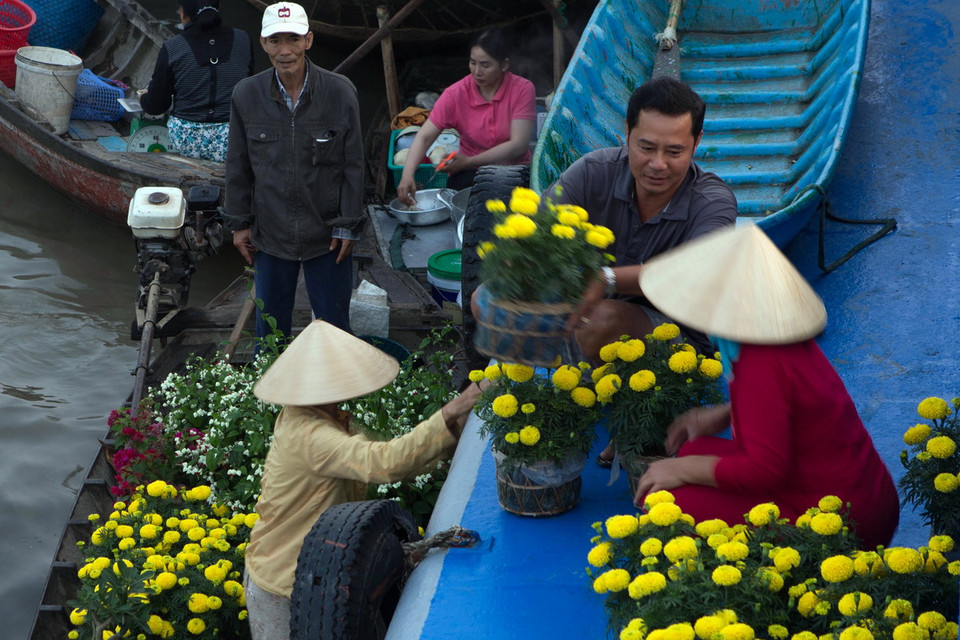 Chọn mua hoa Tết tại chợ nổi Cái Răng. (Ảnh: Duy Khương/TTXVN)