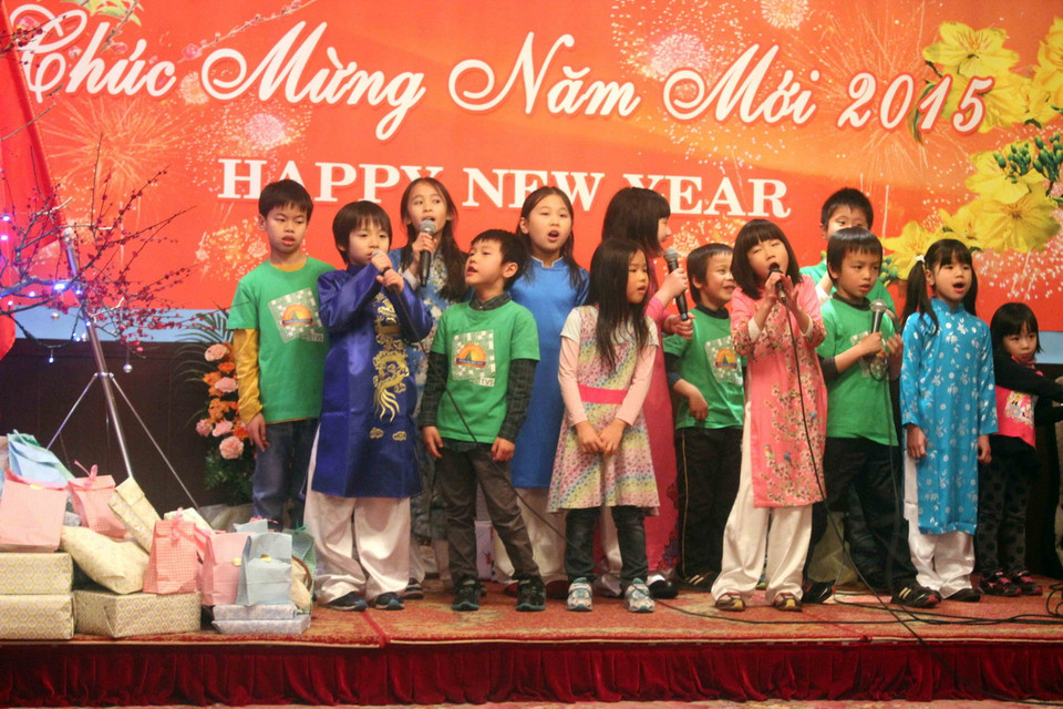 Các em nhỏ trường Việt ngữ Tokyo đóng góp các tiết mục văn nghệ vui nhộn. (Ảnh: Hữu Thắng)