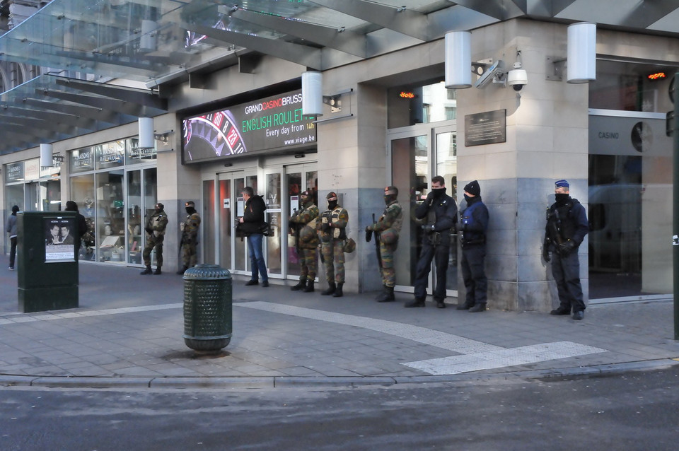 Cảnh sát và quân cảnh được tăng cường tại các con phố ở Brussels. (Hương Giang/Vietnam+)