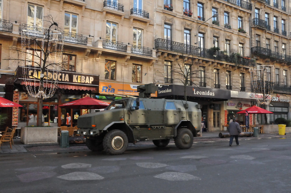 Xe bọc thép được bố trí tại khu đi bộ De Boukère ở thủ đô Brussels. (Hương Giang/Vietnam+)