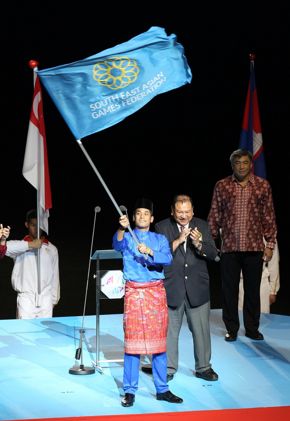 Cờ thể thao các quốc gia Đông Nam Á được trao cho nước chủ nhà SEA Games 29 năm 2017 là Malaysia. (Ảnh: Quốc Khánh/TTXVN)