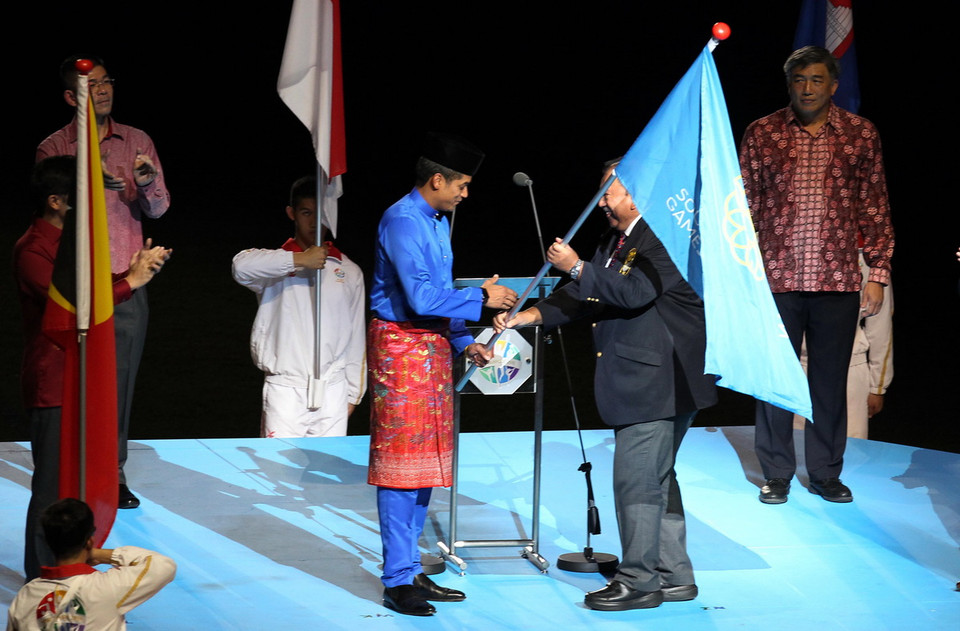 Cờ thể thao các quốc gia Đông Nam Á được trao cho nước chủ nhà SEA Games 29 năm 2017 là Malaysia. (Ảnh: Quốc Khánh/TTXVN)