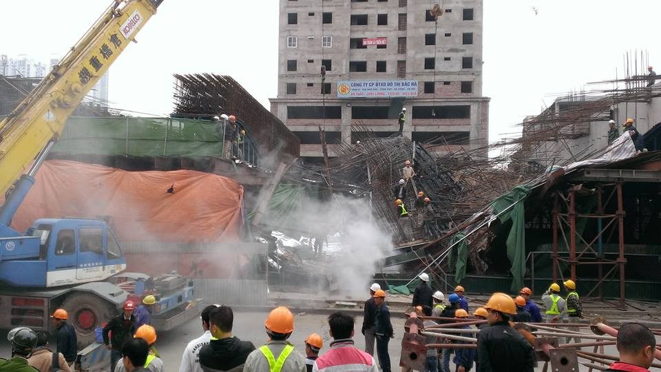 Sự cố xảy ra trong quá trình bốc dỡ, một điểm phát hỏa khiến các công nhân phát hoảng chữa cháy. (Ảnh: Võ Phương/Vietnam+)