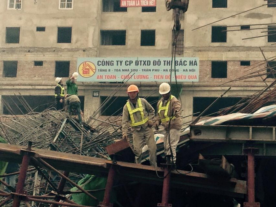 Các công nhân nỗ lực giải tỏa hiện trường. (Ảnh: Võ Phương/Vietnam+)