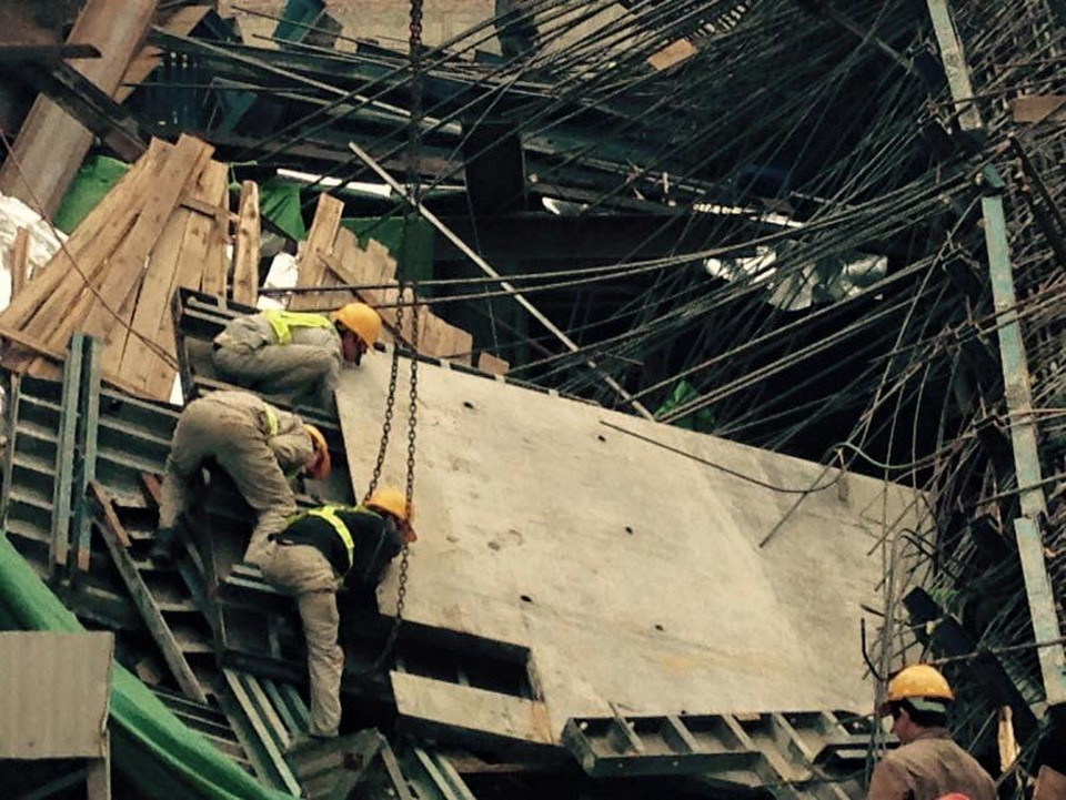 Các công nhân nỗ lực giải tỏa hiện trường. (Ảnh: Võ Phương/Vietnam+)