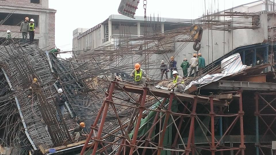 Tiến hành giải tỏa hiện trường. (Ảnh: Võ Phương/Vietnam+)