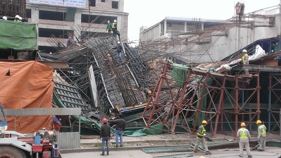 Sự cố xảy ra trong quá trình bốc dỡ, một điểm phát hỏa khiến các công nhân phát hoảng chữa cháy. (Ảnh: Võ Phương/Vietnam+)