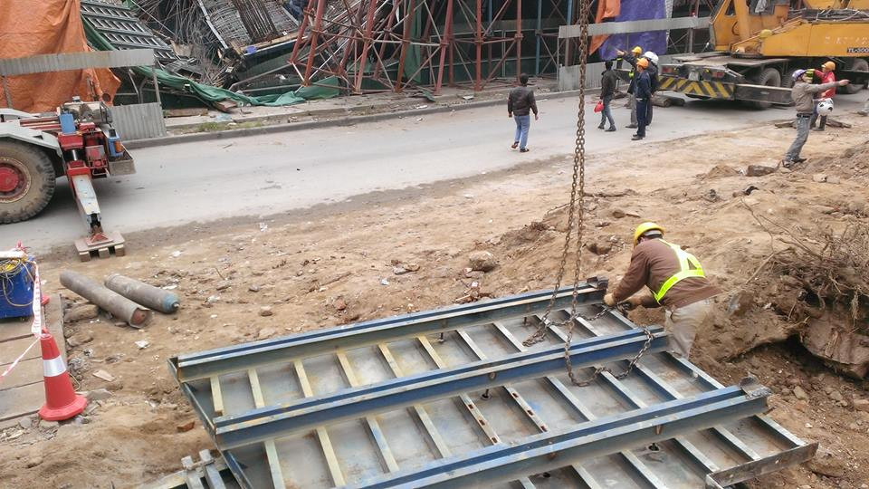 Tiến hành giải tỏa hiện trường. (Ảnh: Võ Phương/Vietnam+)