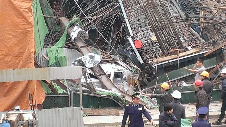 Chiếc taxi bị bẹp nát sau vụ tai nạn. (Ảnh: Võ Phương/Vietnam+)