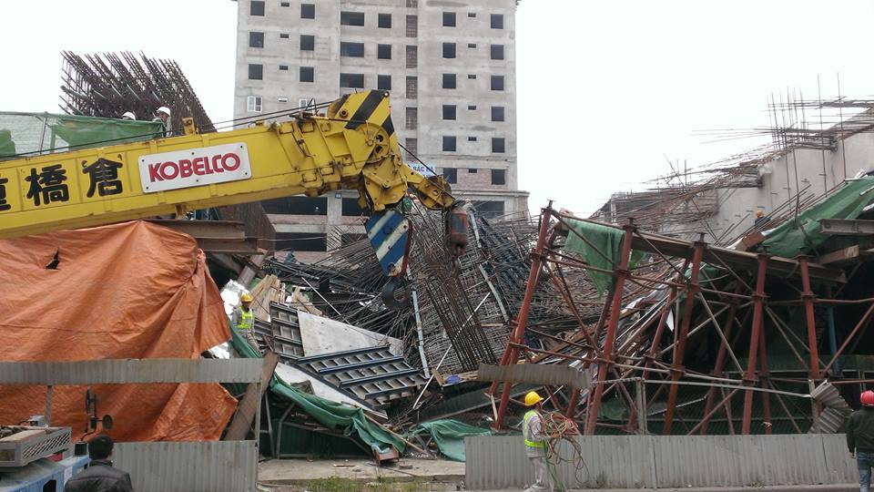 Tiến hành giải tỏa hiện trường. (Ảnh: Võ Phương/Vietnam+)