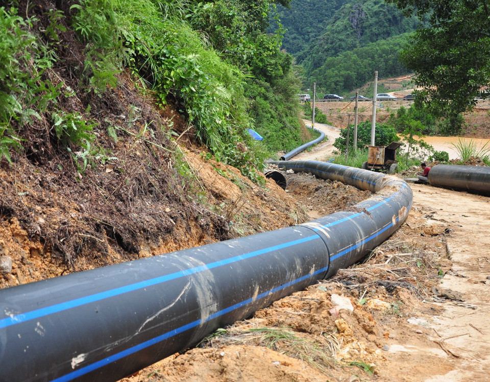 Tỉnh Quảng Ninh đang khẩn trương thi công đường ống dẫn nước sạch mới, nhằm khắc phục sự cố đứt gãy đường ống dẫn nước của Nhà máy nước Diễn Vọng. (Ảnh: Nguyễn Hoàng/TTXVN)