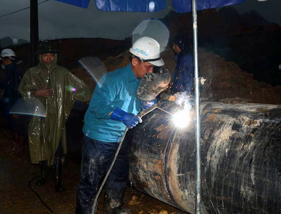 Tỉnh Quảng Ninh đang khẩn trương thi công đường ống dẫn nước sạch mới, nhằm khắc phục sự cố đứt gãy đường ống dẫn nước của Nhà máy nước Diễn Vọng. (Ảnh: Nguyễn Hoàng/TTXVN)