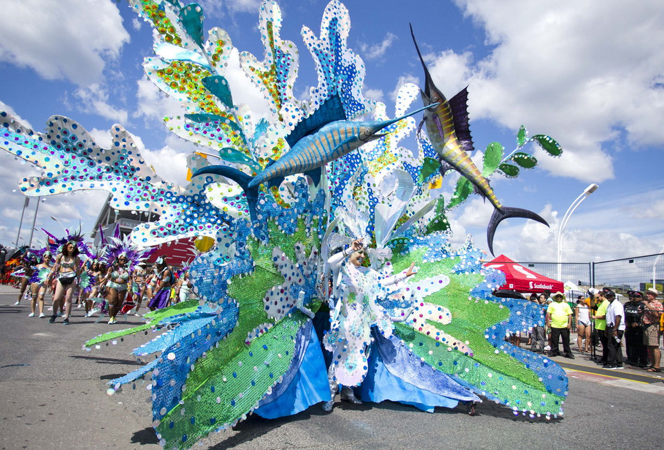 Lễ hội hóa trang Caribe 2015 diễn ra náo nhiệt và rực rỡ màu sắc tại Toronto, Canada. (Ảnh: THX/TTXVN)