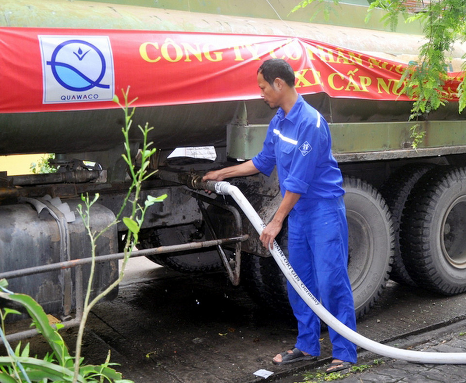 Tỉnh Quảng Ninh đang khẩn trương thi công đường ống dẫn nước sạch mới, nhằm khắc phục sự cố đứt gãy đường ống dẫn nước của Nhà máy nước Diễn Vọng. (Ảnh: Nguyễn Hoàng/TTXVN)