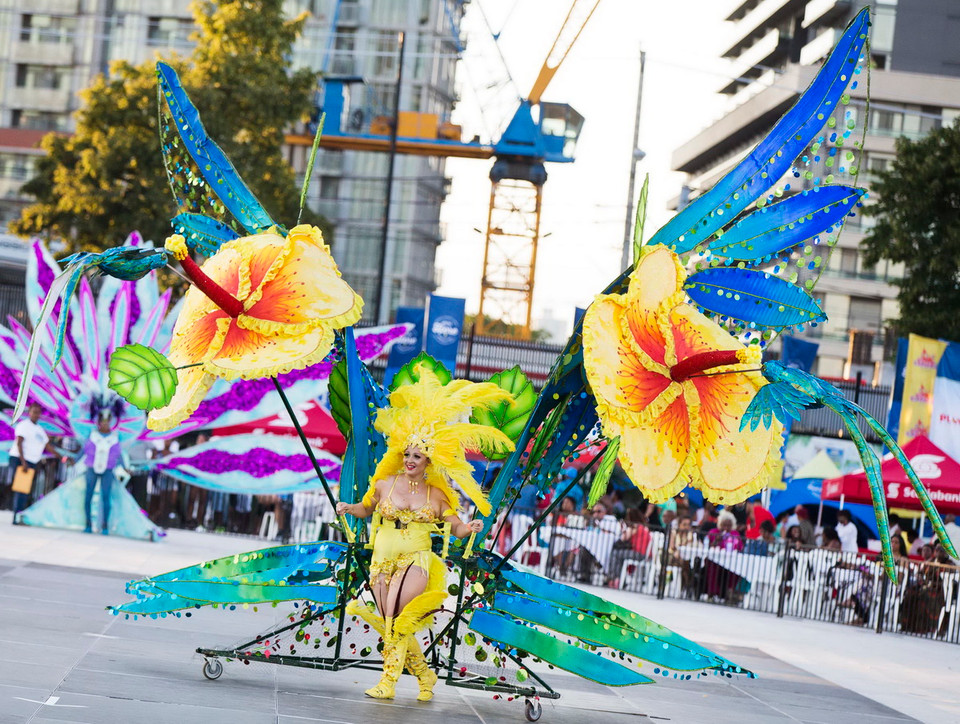 Một vũ công biểu diễn tại lễ hội hóa trang ở Toronto. (Ảnh: THX/TTXVN)