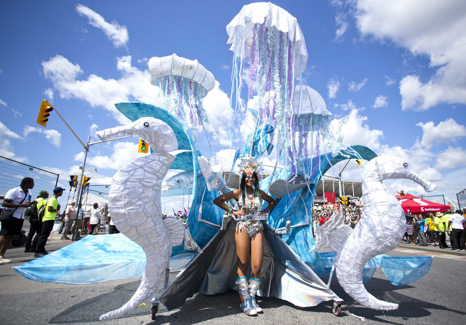 Một vũ công biểu diễn tại lễ hội hóa trang ở Toronto. (Ảnh: THX/TTXVN)