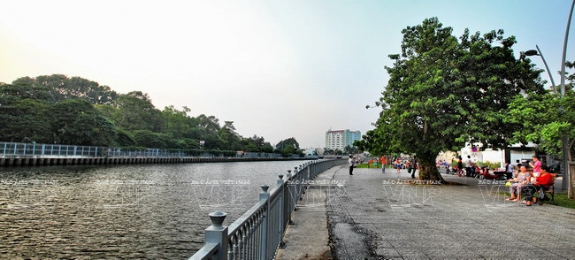 Vỉa hè thoáng mát tạo không gian thư giãn cho người dân. (Ảnh: Nguyễn Luân)