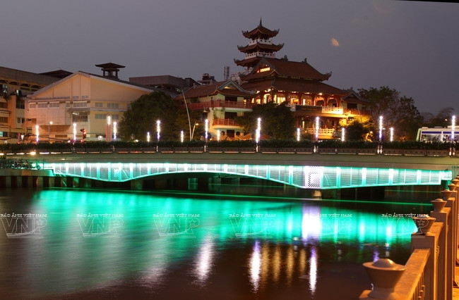 Bóng dáng một ngôi chùa cổ in bóng xuống dòng kênh xanh. (Ảnh: Nguyễn Luân)